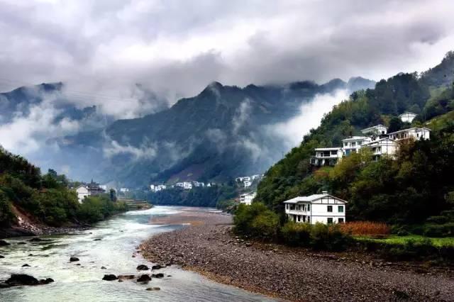 46岁周杰伦在国外看球赛!满脸胡子显沧桑
